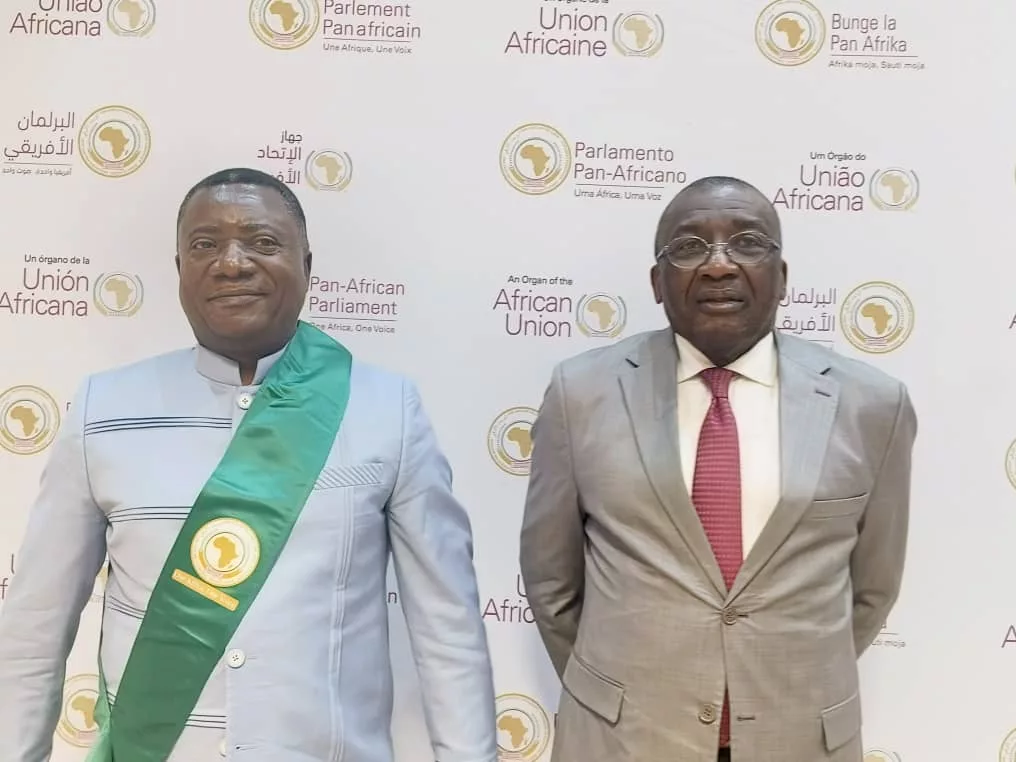 Le député Alphonse Ngoyi Kasanji et le rapporteur de l'Assemblée nationale Jacques Djoli