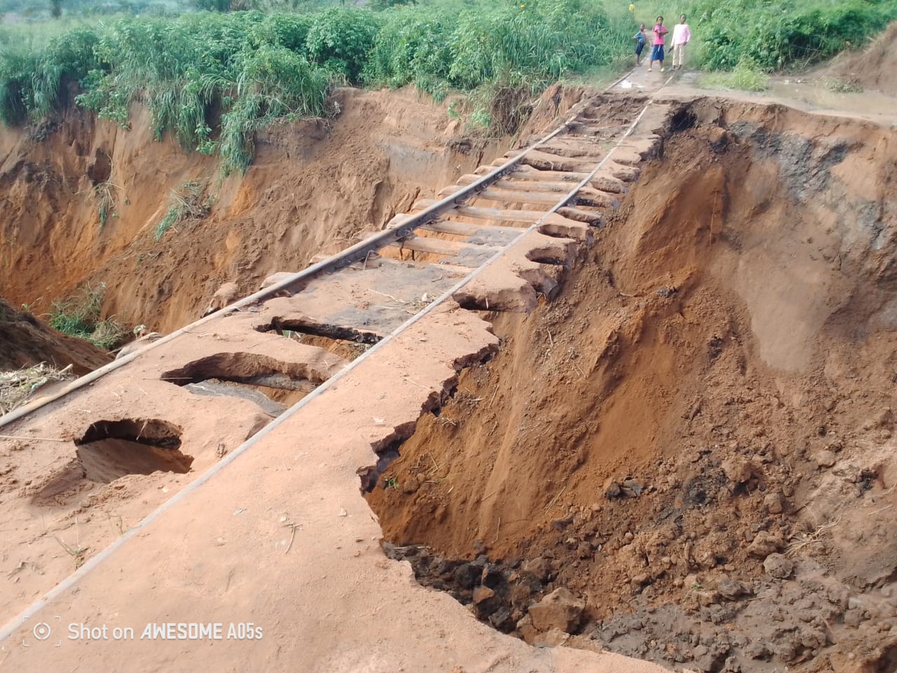 Le chemin de fer de Bena Leka à Demba menacé de coupure après une pluie diluvienne.