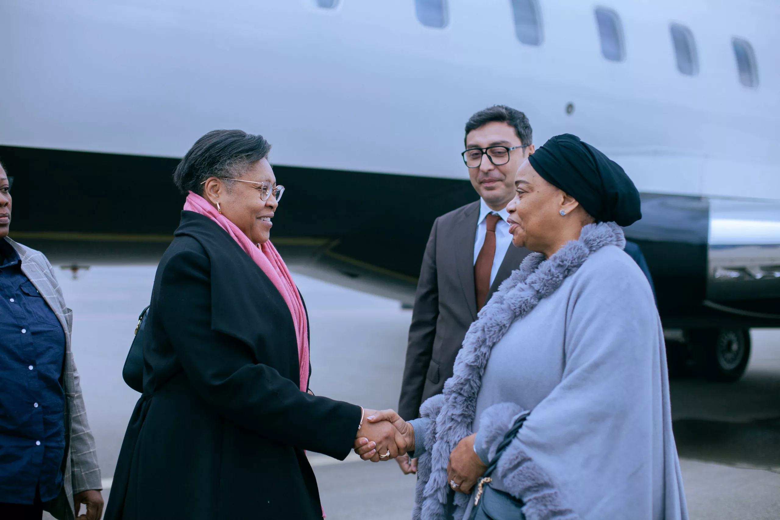 Arrivée de la Première Ministre Judith Suminwa à Bakou en Azerbaïdjan saluant la Ministre d'État, ministre de l'environnement Eve Bazaiba