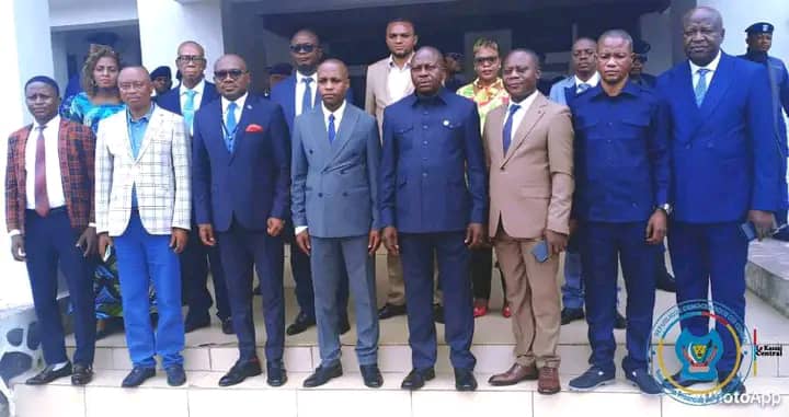 Le bureau de l'assemblée provinciale du Kasaï central et le Gouverneur Joseph Moïse Kambulu.