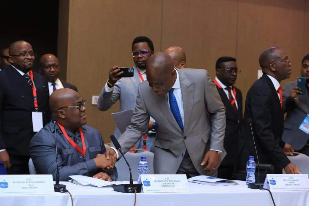 Martin Fayulu et Félix Tshisekedi se serrant la main le 13 novembre 2023 à Kinshasa.
