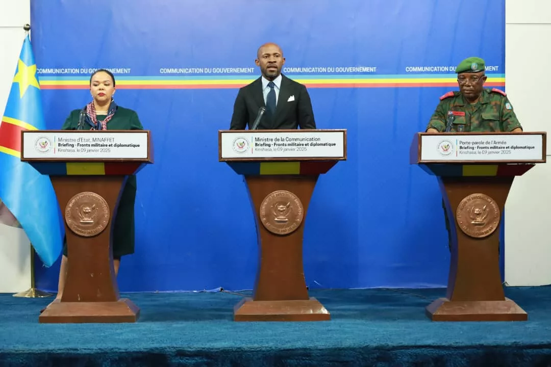 De gauche à droite La Ministre d’État, ministre des affaires étrangères, coopération régionale et francophonie Thérèse Kayikwamba Wagner, le Ministre de la Communication et Médias porte-parole du gouvernement Patrick Muyaya et le Général Sylvain Ekenge porte-parole des FARDC