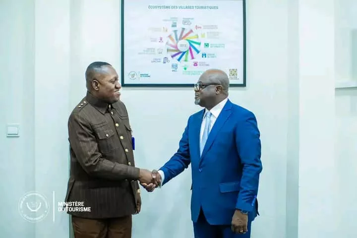 Poignée des mains entre l'inspecteur général des finances chef des services Jules Alingete Key et le ministre du Tourisme Didier Mpambia Musanga