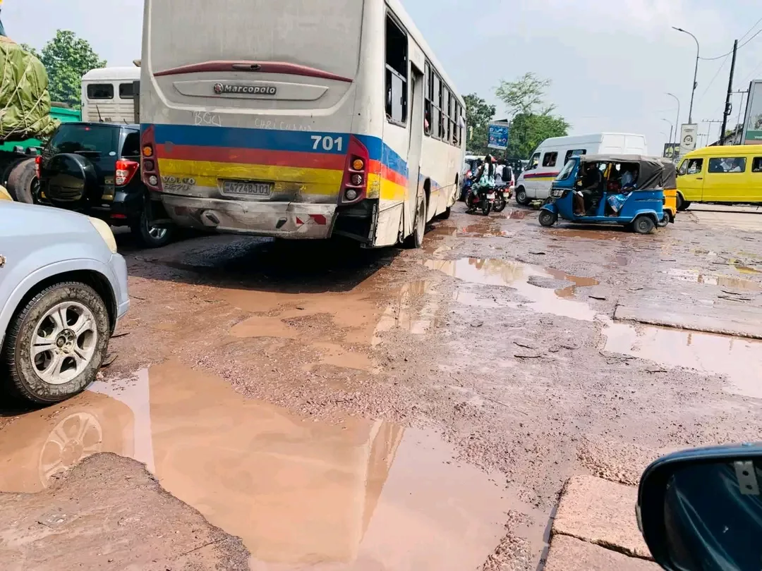 Vu du Nid-de-poule qui bloque la circulation à Lemba sur la route By pass