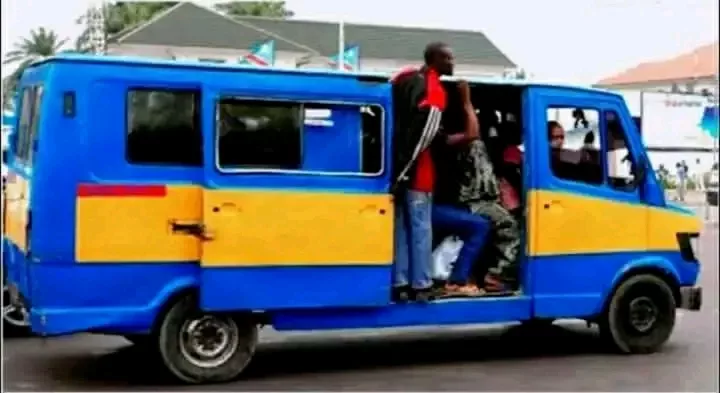 un taxi bus à Kinshasa