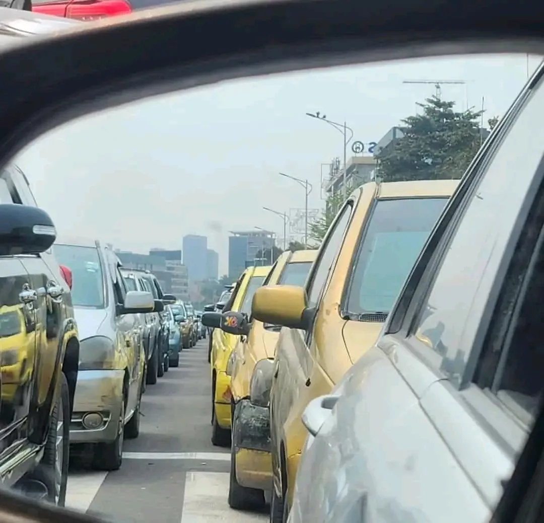 Les véhicules dans un boulevard à Kinshasa