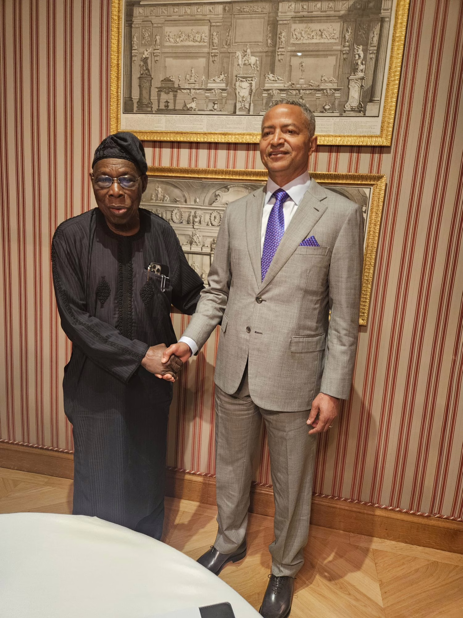 De gauche à droite L'ancien Président du Nigéria Olusegun Obasanjo et l'opposant congolais Moïse Katumbi