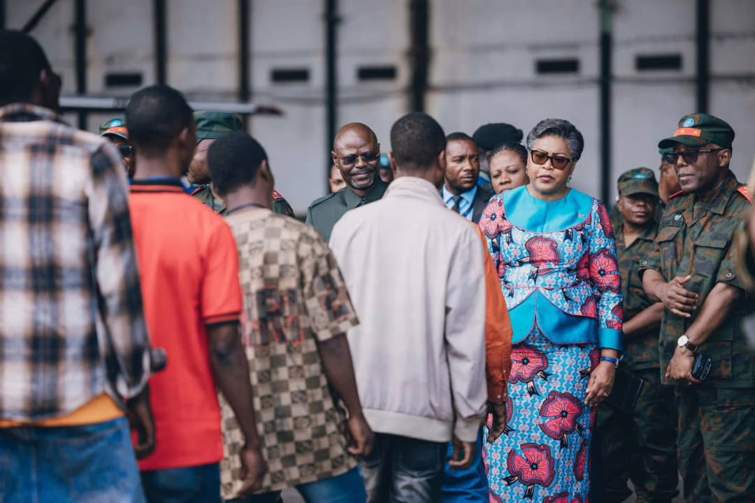 La première Ministre Judith Suminwa saluant les éléments des FARDC venant de Goma sur le tarmac de l'aéroport international de N'djili
