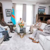 La première Ministre Judith Suminwa et ses hôtes dans son cabinet de travail à Kinshasa.