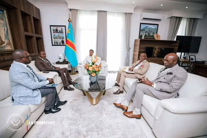 La première Ministre Judith Suminwa et ses hôtes dans son cabinet de travail à Kinshasa.