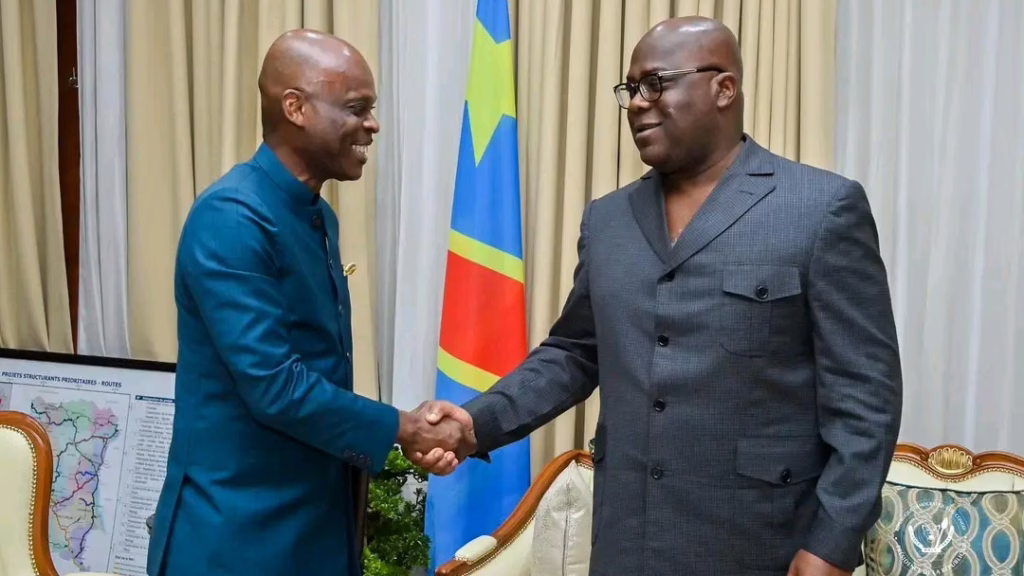 Poignée de main entre Félix Tshisekedi et l'émissaire du président Togolais