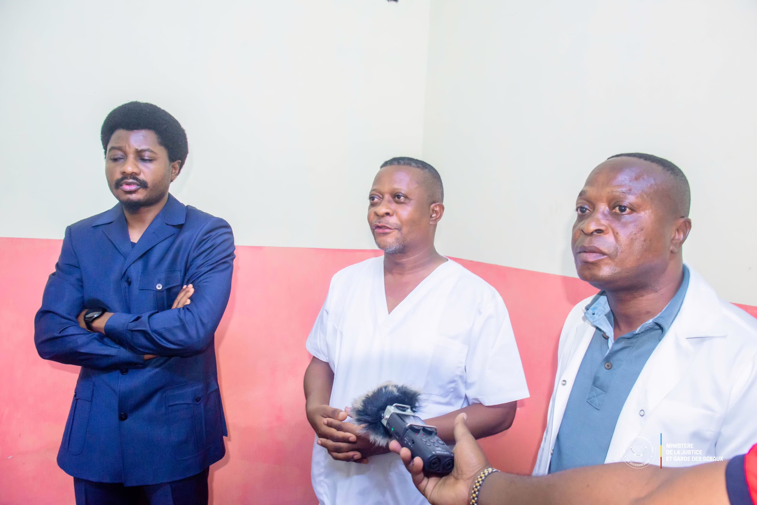 Le Ministre d'État, ministre de la justice et garde des Sceaux Constant Mutamba au centre de santé à la prison centrale de Makala