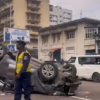 La voiture accidentée et les policiers présents sur le lieu du drame