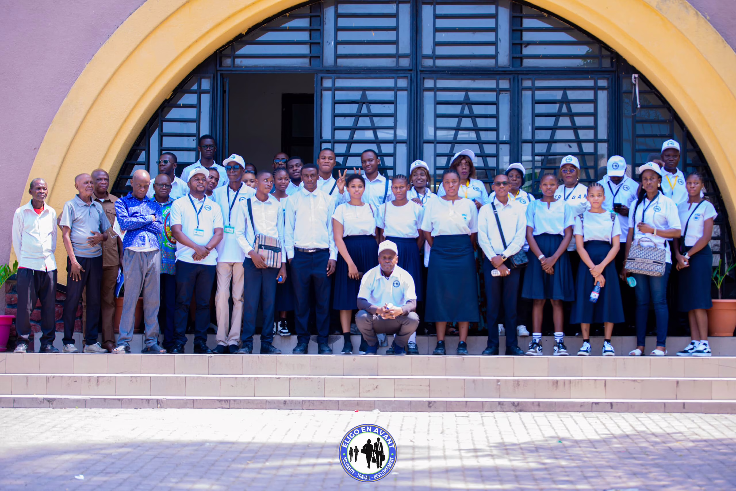 Photo de famille des anciens élèves de l'institut de la Gombe avec le corps des enseignants