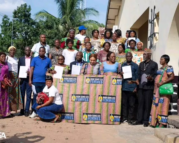 Photos de famille de membres du mouvement rien sans le femmes
