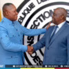 Poignée de mains entre l'inspecteur général des finances sortant Jules Alingete et l'entrant Christophe Bitasimwa Bahii