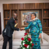 Le Président de l'intersyndical de l'Onatra Armand OSASE saluant la première ministre Judith Suminwa.