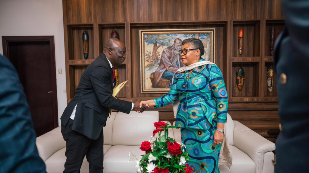 Le Président de l'intersyndical de l'Onatra Armand OSASE saluant la première ministre Judith Suminwa.