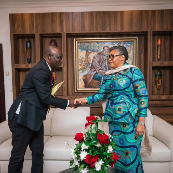 Le Président de l'intersyndical de l'Onatra Armand OSASE saluant la première ministre Judith Suminwa.