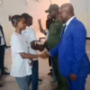 Le Ministre provincial de l'éducation au Kasaï-Central Honoré Mushitipayi Balowe saluant les lauréats