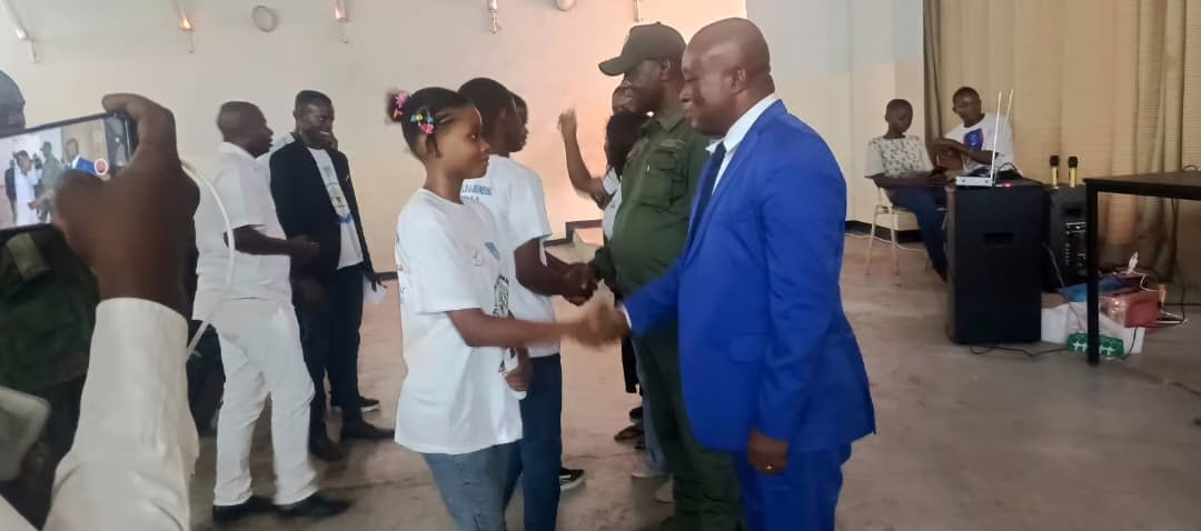 Le Ministre provincial de l'éducation au Kasaï-Central Honoré Mushitipayi Balowe saluant les lauréats