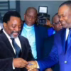 L'ancien président de la RDC Joseph Kabila recevant sa carte d'électeur de la main de l'ancien président de la CENI Corneille Nangaa en 2018