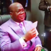 Le Président Félix Tshisekedi détenant son nouveau passeport biométrique sécurisé.