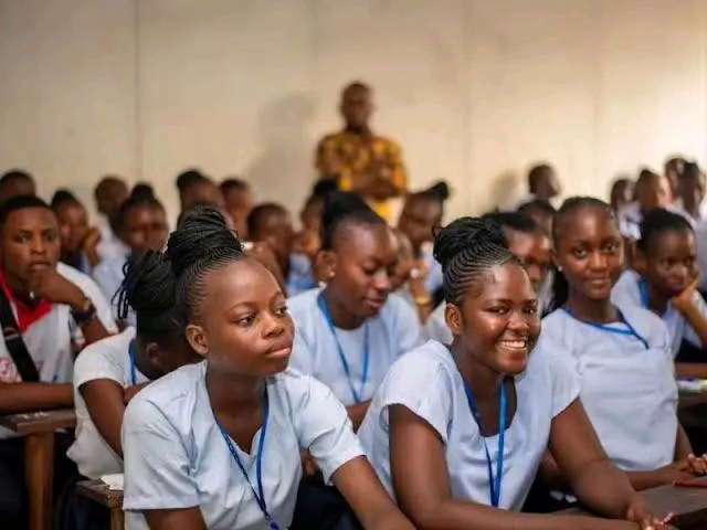 Des élèves finalistes dans la salle d'examens