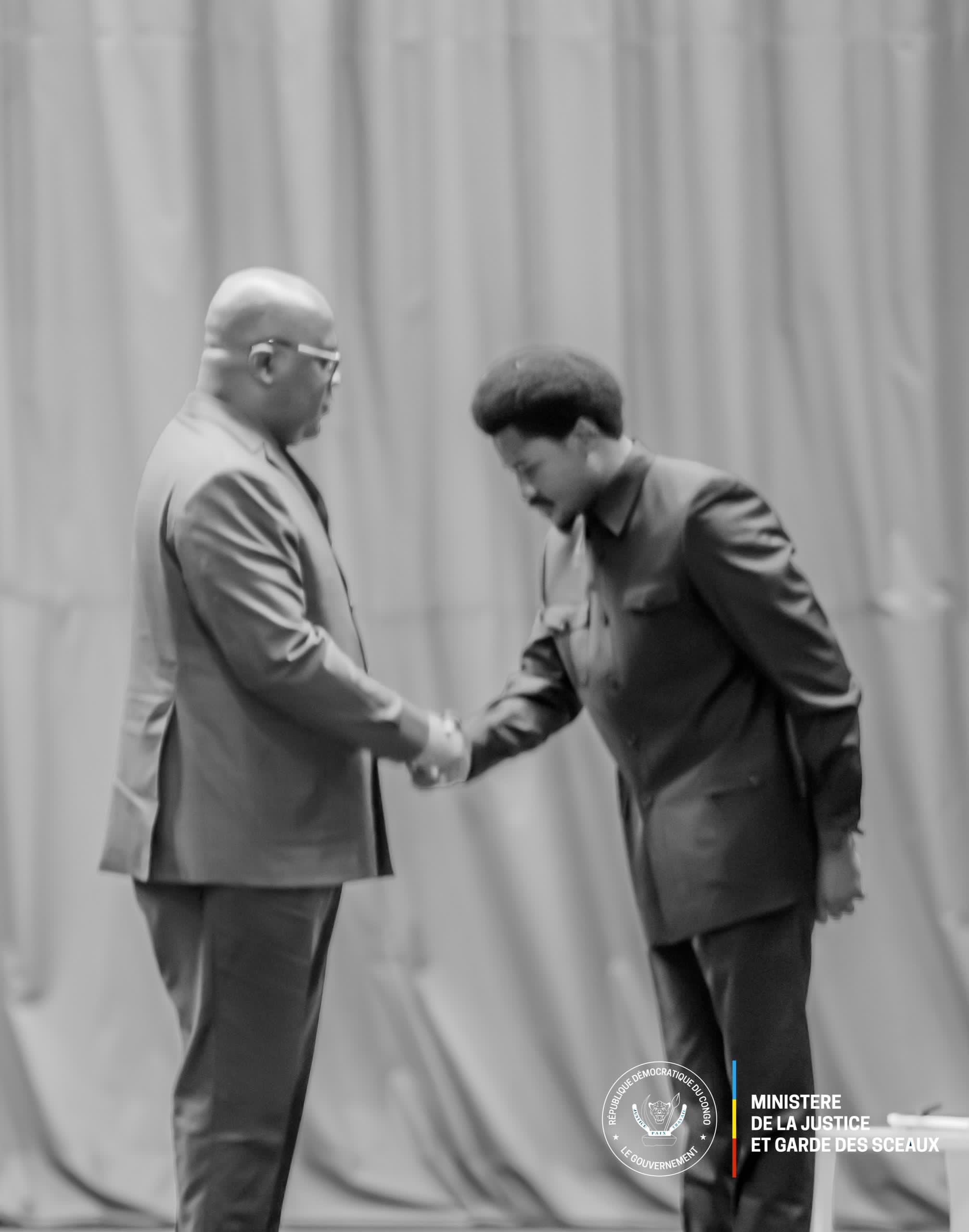 Le Président de la République Félix Tshisekedi saluant le ministre de la justice Contant Mutamba aux États généraux de la justice. (Photo présidence de la République)
