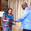 La Ministre d'État, ministre des affaires étrangères Thérèse Kayikwamba Wagner remettant la copie de l'Accord de paix signé à Washington entre la RDC et le Rwanda au Président de la République Félix Tshisekedi. (Photo présidence de la République)