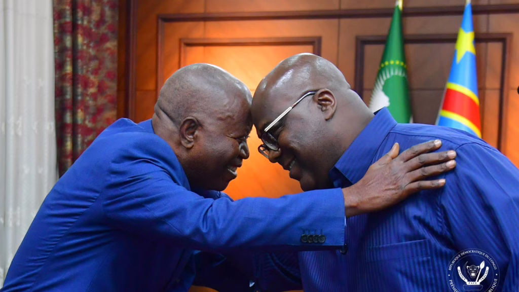 Chaudes accolades entre l'opposant Adolphe Muzito et le Président de la République Félix Tshisekedi. (Photo présidence de la République)