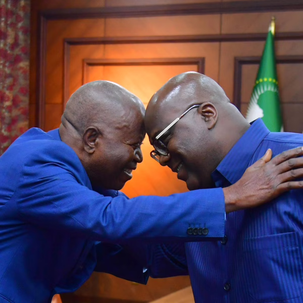 Chaudes accolades entre l'opposant Adolphe Muzito et le Président de la République Félix Tshisekedi. (Photo présidence de la République)