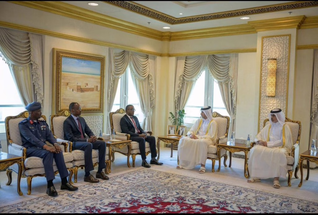Le ministre d’État qatari aux Affaires étrangères, le Dr Mohammed bin Abdulaziz bin Saleh Al Khulaifi récevant le ministre rwandais de l'intérieur Vincent Biruta