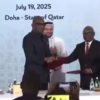 Salutations entre le délégué de Kinshasa et celui du M23 après la signature de la Déclaration de principes à Doha