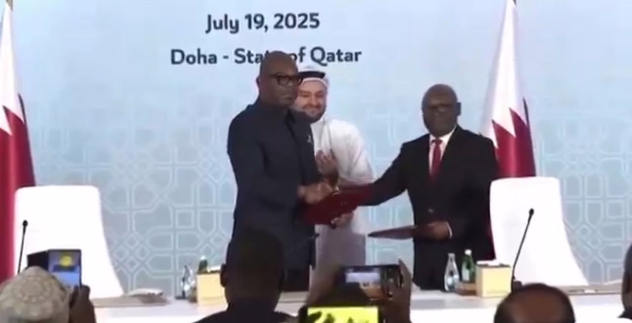 Salutations entre le délégué de Kinshasa et celui du M23 après la signature de la Déclaration de principes à Doha