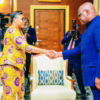 Le Président Félix Tshisekedi félicitant la première Ministre Judith Suminwa après sa nomination.