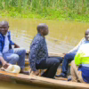Le Gouverneur du Haut-Katanga Jeaques Kyabula sur une pirogue en villégiature sur une rivière en 2022
