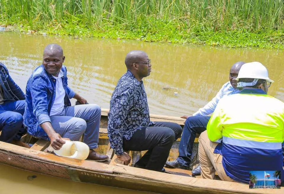 Le Gouverneur du Haut-Katanga Jeaques Kyabula sur une pirogue en villégiature sur une rivière en 2022