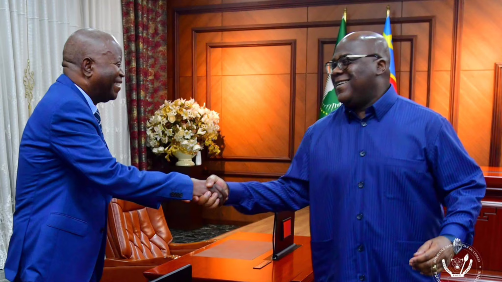 L'opposant Adolphe Muzito saluant chaleureusement le Président Félix Tshisekedi.