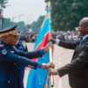 Le Général Magnat Kabeya prenant l'étendard de la province du Kasaï-Central