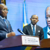 De gauche à droite Le ministre d'État à la santé publique le Docteur Samuel Roger Kamba et le Ministre de la Communication et Médias Patrick Muyaya Katembwe lors d'un briefing presse à Kinshasa.