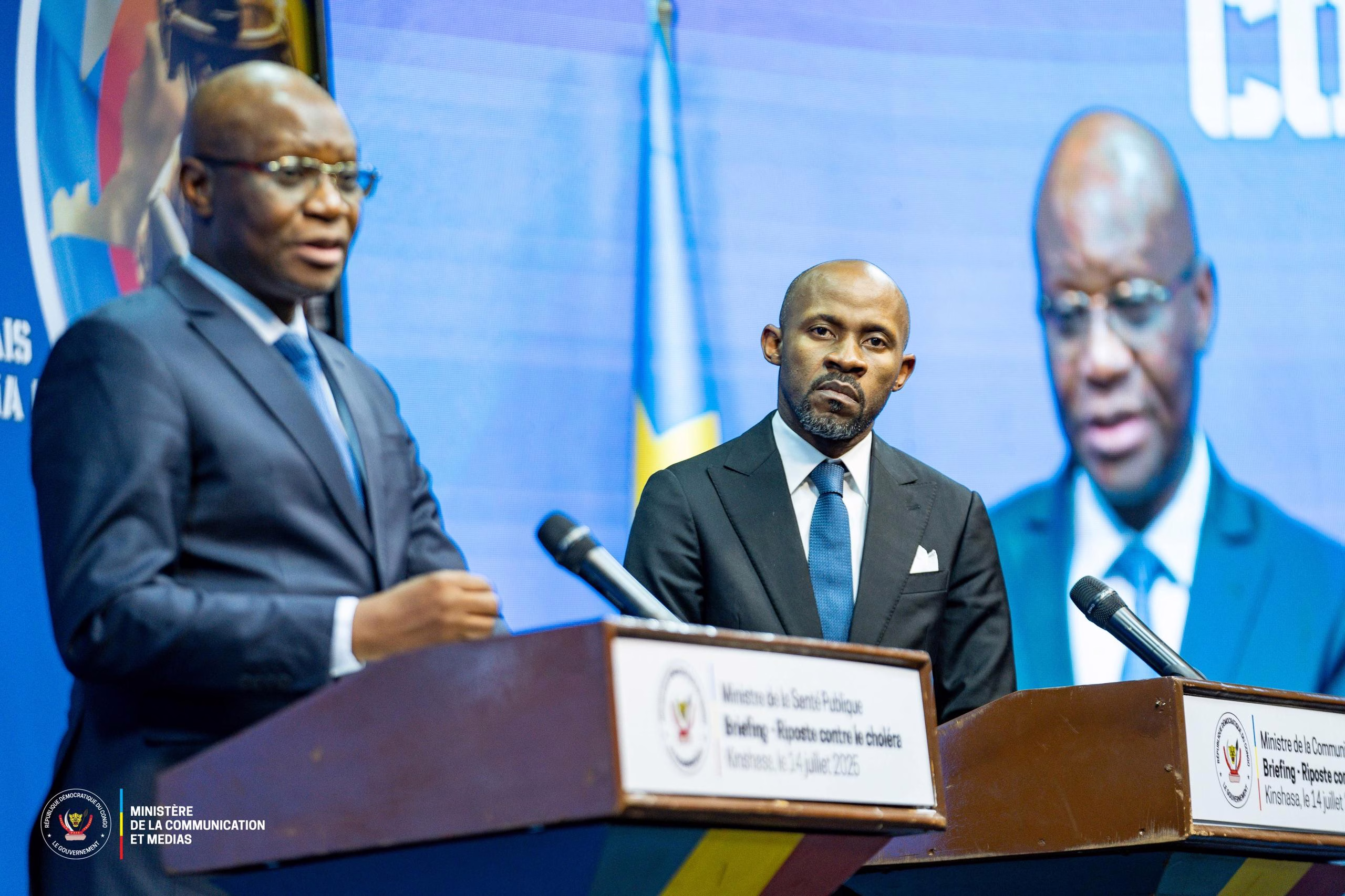 De gauche à droite Le ministre d'État à la santé publique le Docteur Samuel Roger Kamba et le Ministre de la Communication et Médias Patrick Muyaya Katembwe lors d'un briefing presse à Kinshasa.