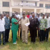 Quelques médecins et infirmières devant l'hôpital provincial de Kananga