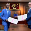 Le représentant de Kobold Metals et le ministre des mines Pakabomba