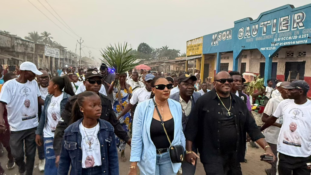 Bethy Pitilo Président de la fondation FOBEPI accompagné de son épouse.