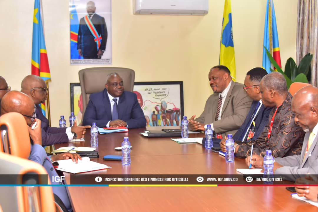 Au milieu : Christophe Bitasimwa Bahii Inspecteur général de finances chef des services entouré de ses collaborateurs et ses convives.