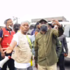 Au milieu : le Vice Gouverneur de la ville de Kinshasa Eddy Iyeli en train de superviser l'opération de salubrité.