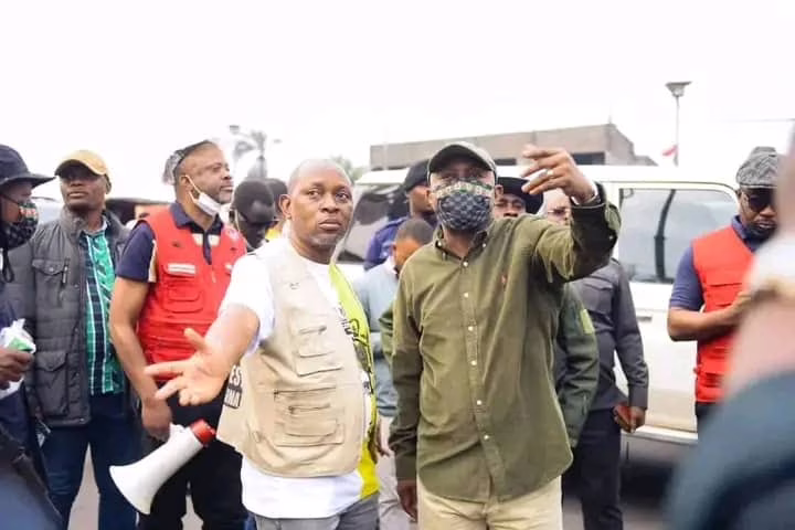 Au milieu : le Vice Gouverneur de la ville de Kinshasa Eddy Iyeli en train de superviser l'opération de salubrité.